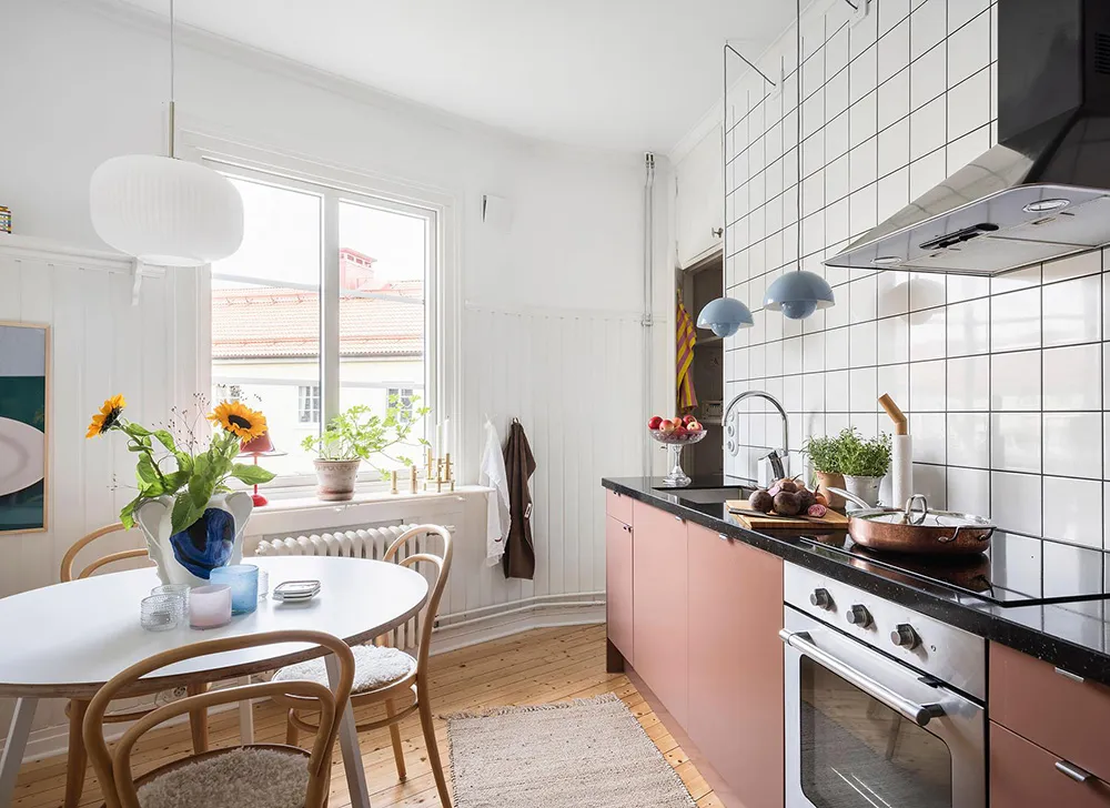 Bright two-story apartment with poster gallery in Gothenburg (83 m²) - Gallery image 14