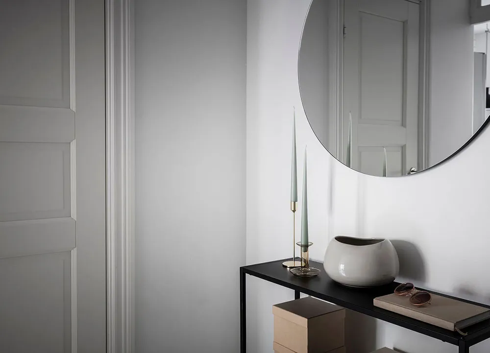 Interior escandinavo aireado con dormitorio oscuro (61 m²) - Gallery image 26