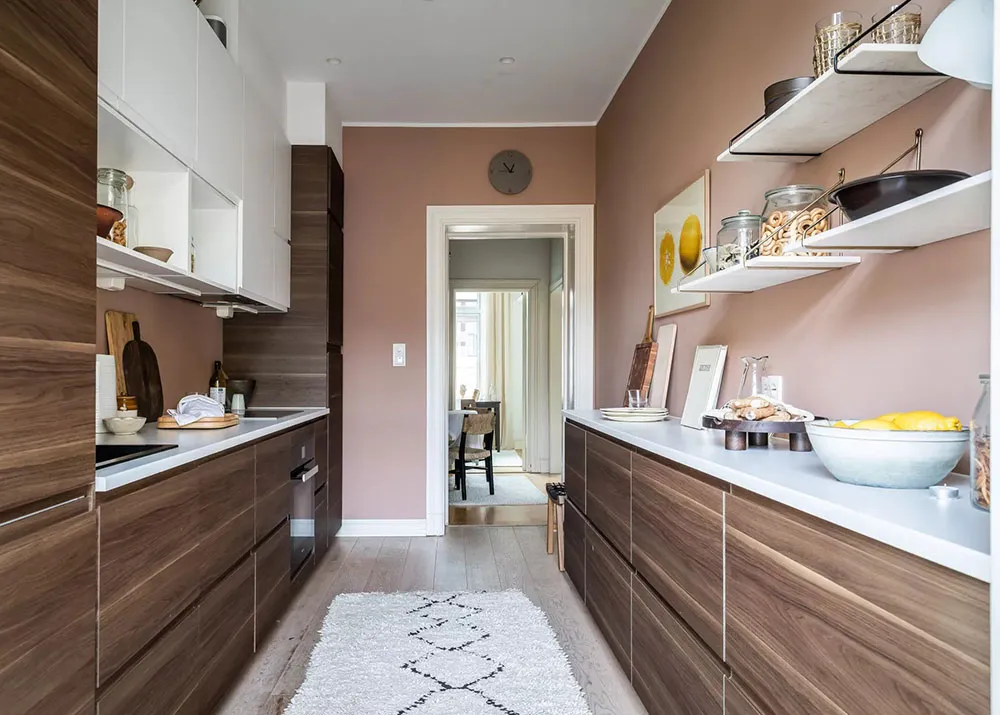 Warmere Töne und stylischer roter Sofa: Angenehme Wohnung in Oslo - Gallery image 14