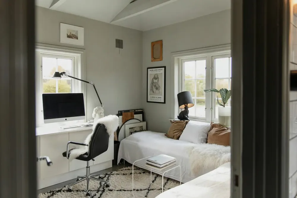 Weiße Möbel auf grauem Hintergrund: stylische schwedische Ferienvilla - Gallery image 12