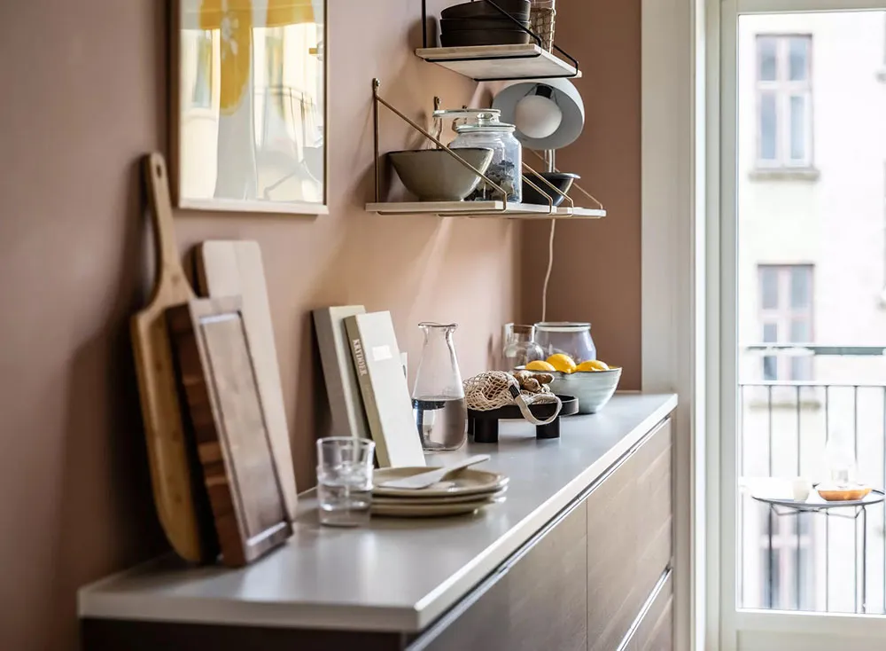 Warmere Töne und stylischer roter Sofa: Angenehme Wohnung in Oslo - Gallery image 13