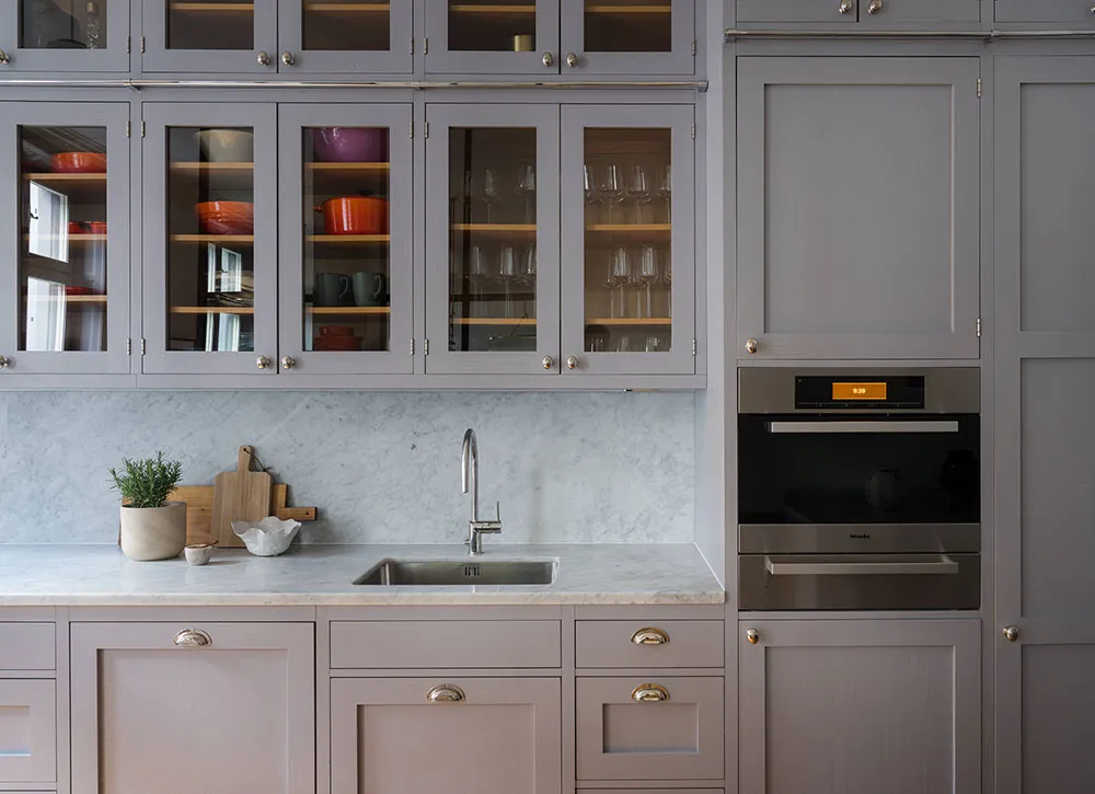 Planification ouverte et accents de couleur élégants : appartements à Stockholm - Gallery image 7