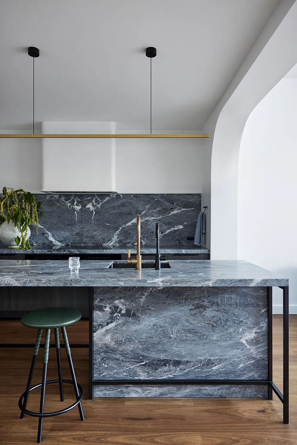 モダンでエレガント:シドニーにあるヴィクトリア朝様式の家の内装リフォーム - Gallery image 9