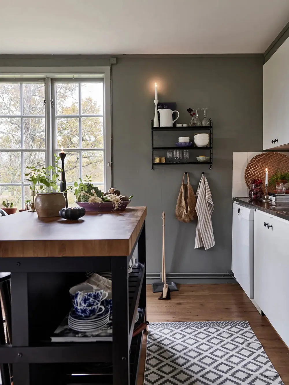 Gemütliche graue Interieurs einer ländlichen Ferienhaus in Schweden - Gallery image 5