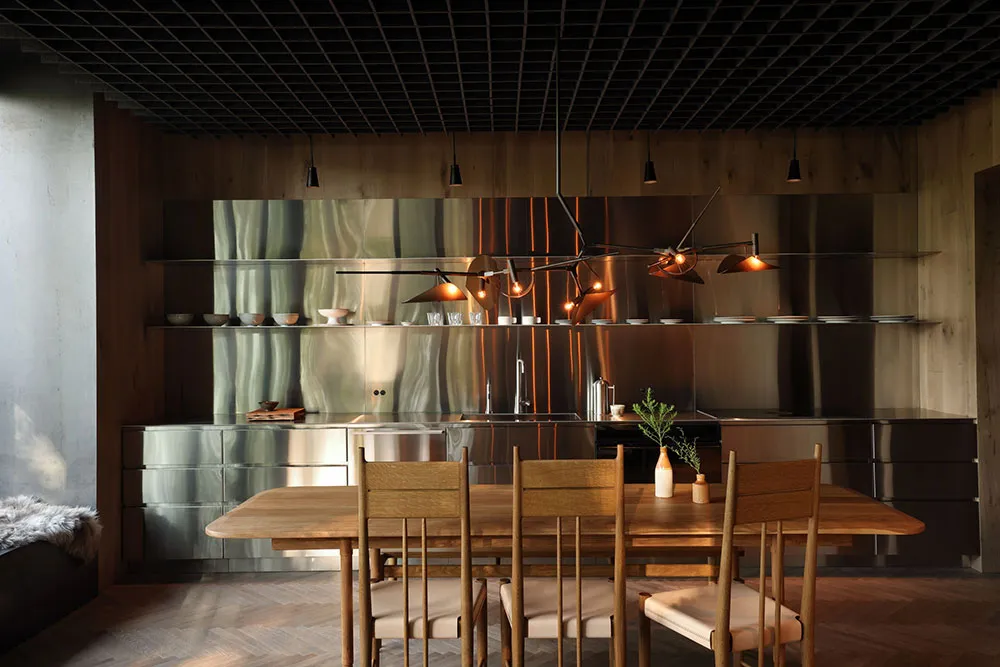 Атмосферные и стильные тёмные интерьеры современного домика в лесу - Gallery image 6