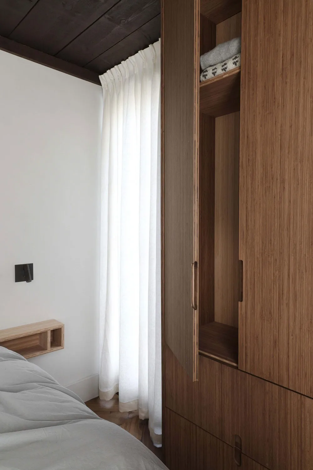 Madera oscura y muebles modernos claros: cabaña en Noruega - Gallery image 9