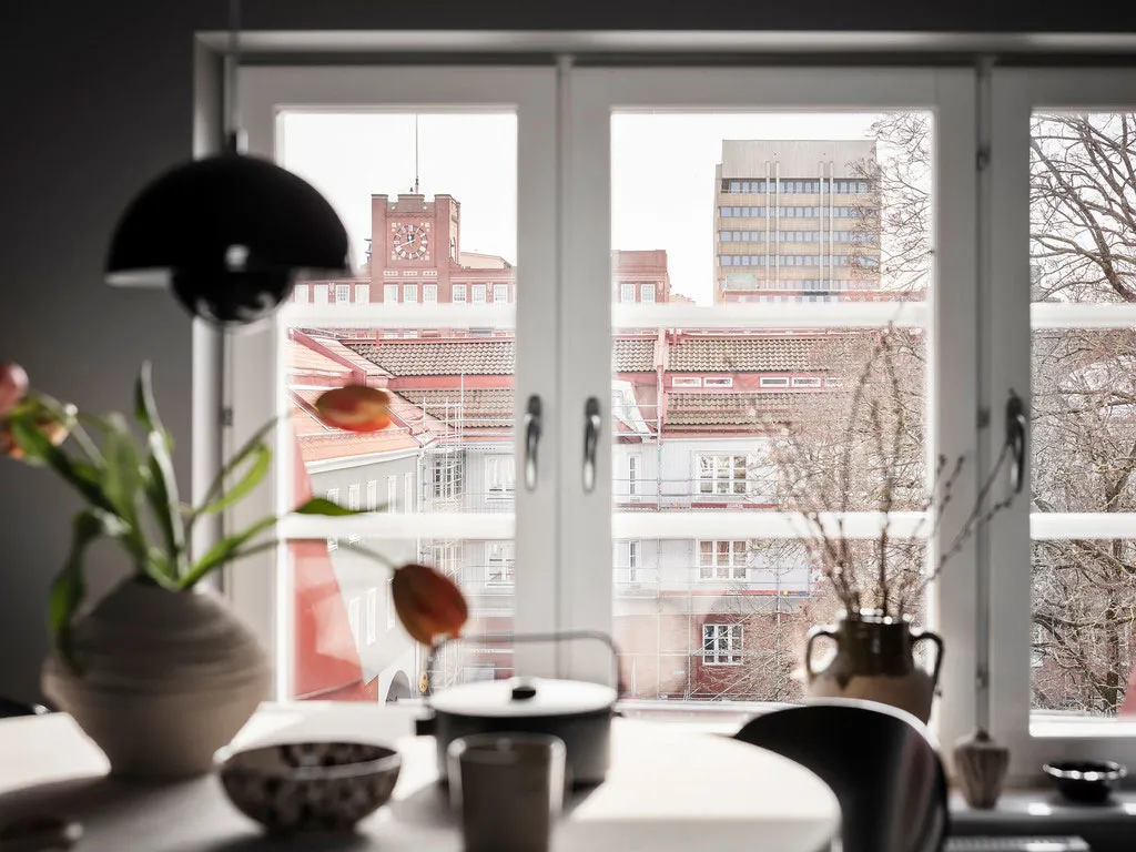 Pequeña suite de ático con tonos grises elegantes (35 m²) - Gallery image 8