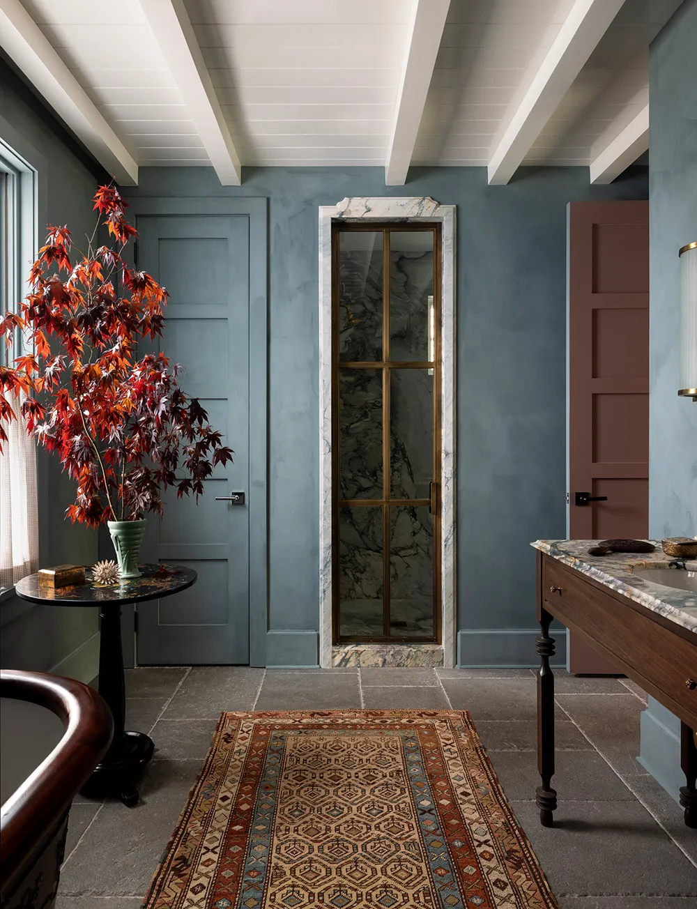 Motifs floraux dans chaque pièce : cottage confortable sur Long Island - Gallery image 25