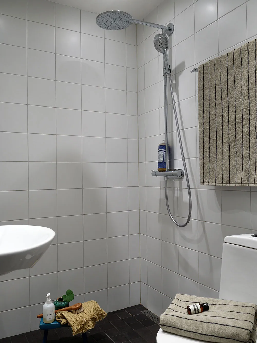 Красиві відтінки зеленого в дизайні затишної скандинавської квартири - Gallery image 25