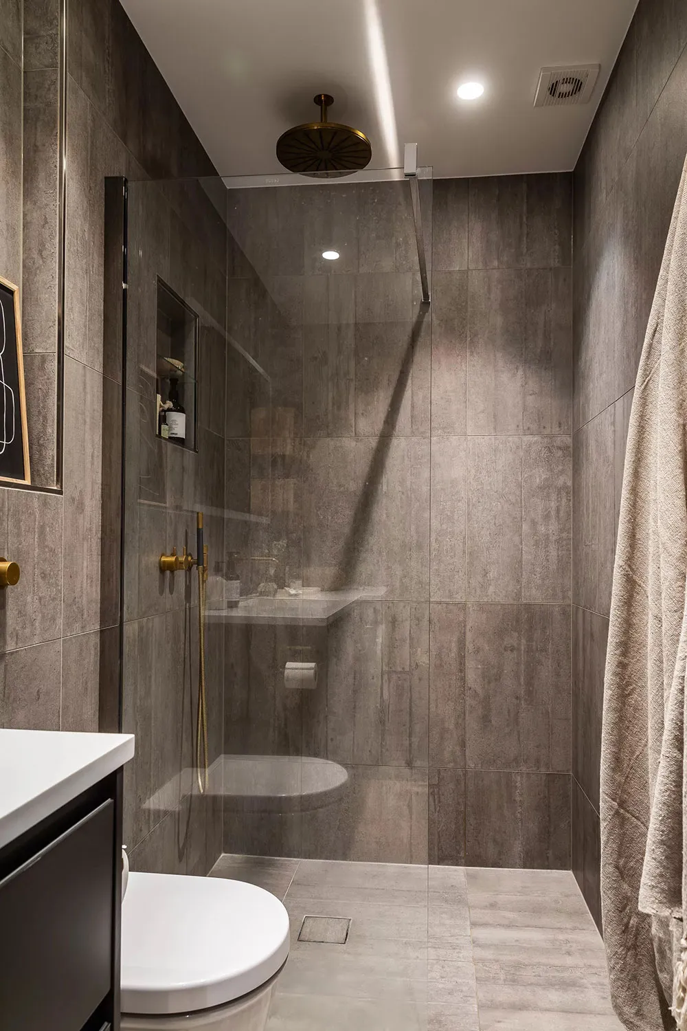 Warmere Töne und stylischer roter Sofa: Angenehme Wohnung in Oslo - Gallery image 19