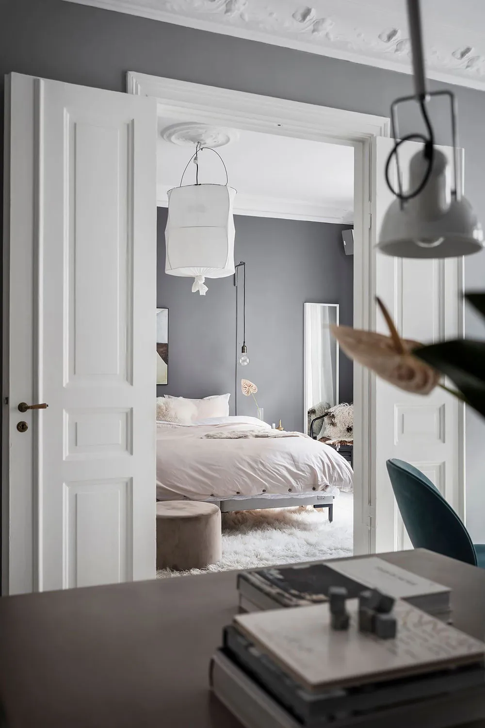 Interior escandinavo aireado con dormitorio oscuro (61 m²) - Gallery image 9