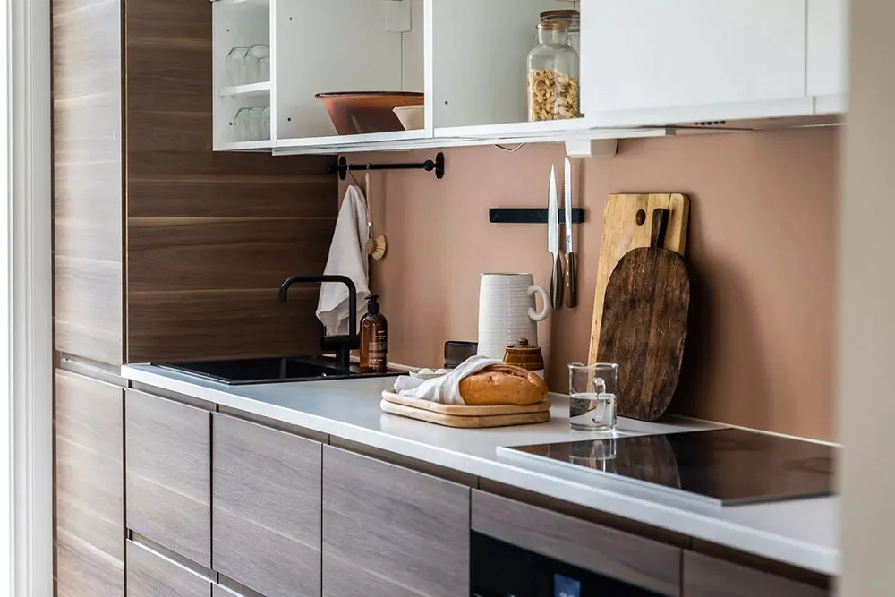 Warmere Töne und stylischer roter Sofa: Angenehme Wohnung in Oslo - Gallery image 11