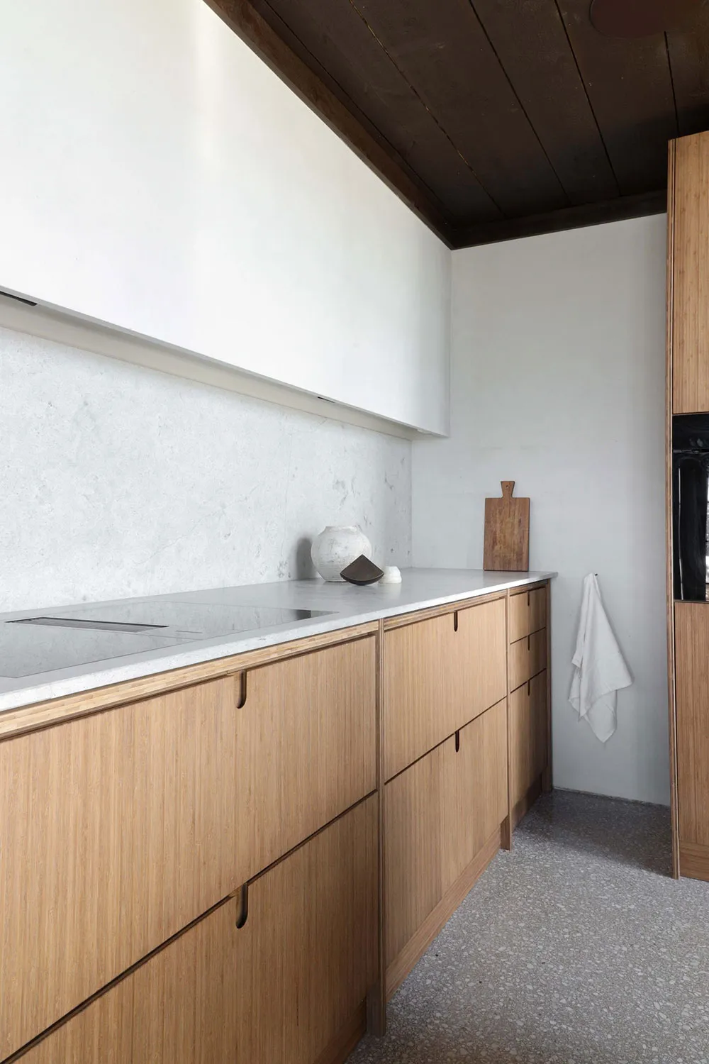 Madera oscura y muebles modernos claros: cabaña en Noruega - Gallery image 4