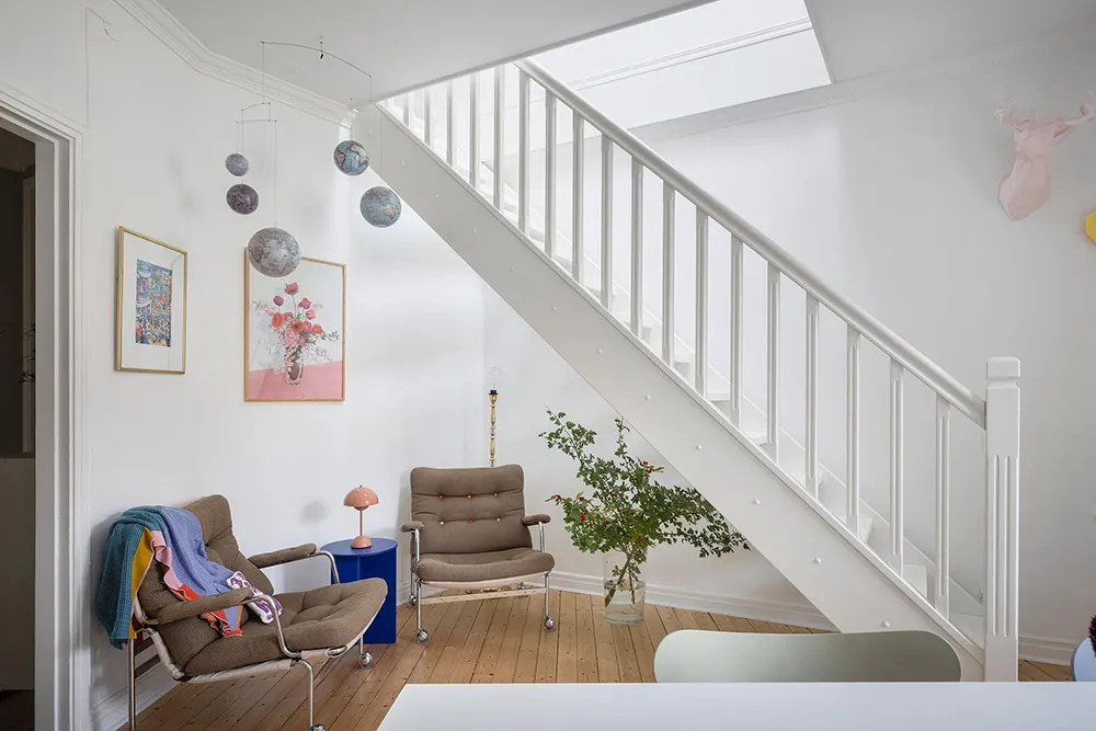 Bright two-story apartment with poster gallery in Gothenburg (83 m²) - Gallery image 6