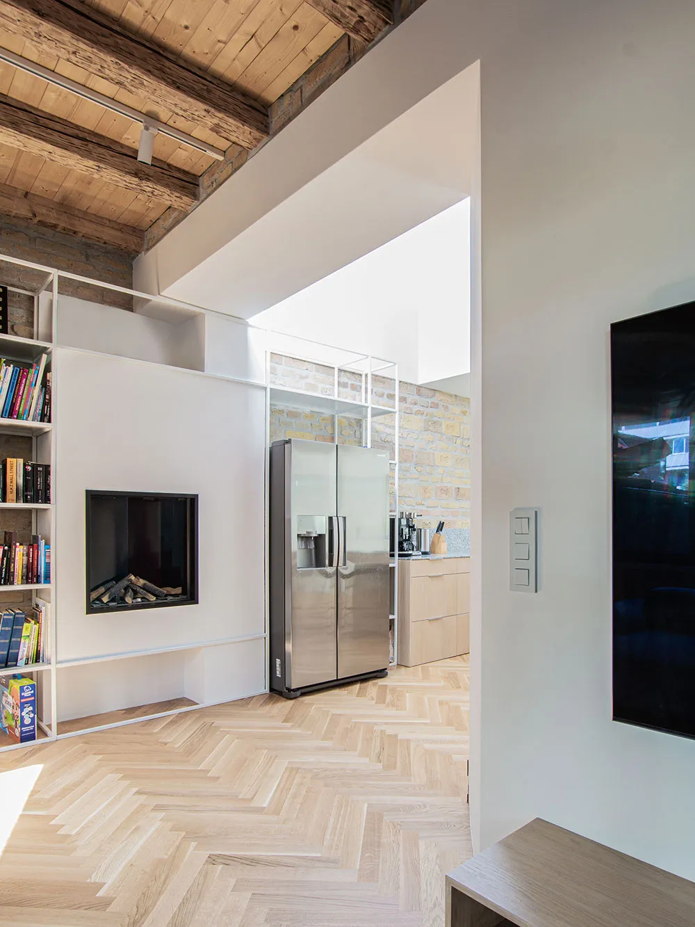 Brick, beams, minimalism: bright loft in Bratislava - Gallery image 16