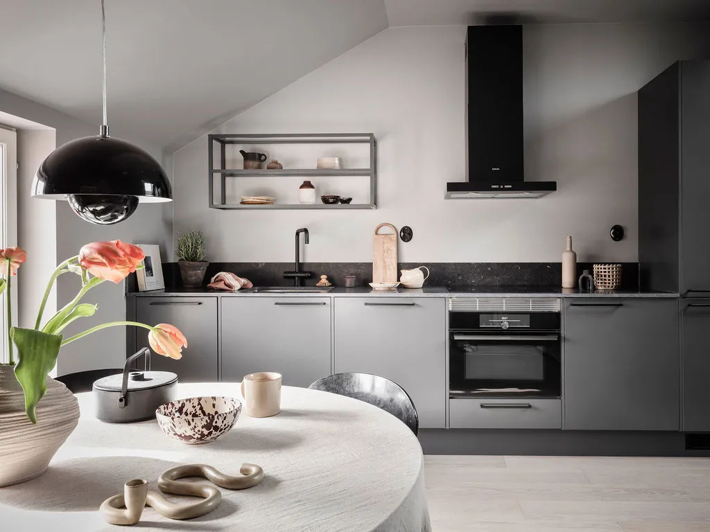 Pequeña suite de ático con tonos grises elegantes (35 m²) - Gallery image 9