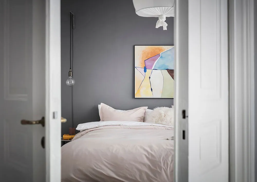 Interior escandinavo aireado con dormitorio oscuro (61 m²) - Gallery image 10