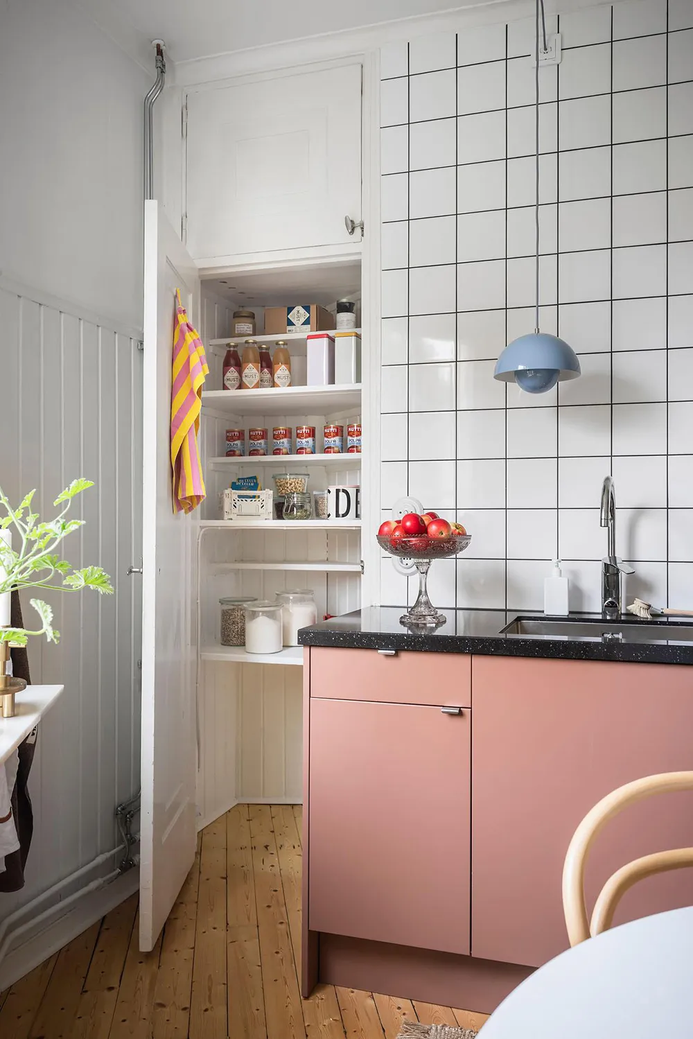 Bright two-story apartment with poster gallery in Gothenburg (83 m²) - Gallery image 16