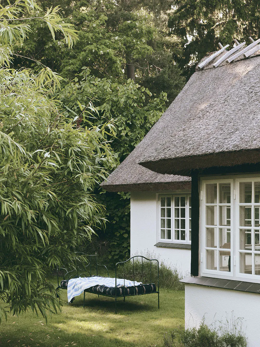 Estetyczne wnętrza tradycyjnego domu z sierpianą dachem w Danii - Gallery image 9