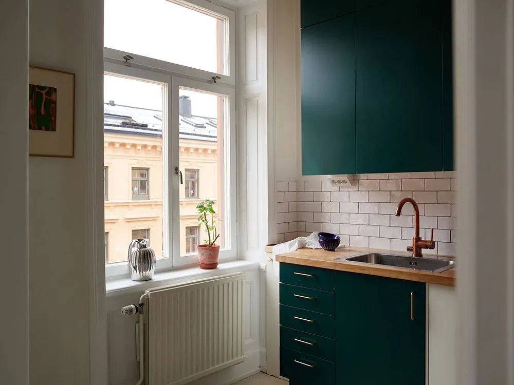 Красиві відтінки зеленого в дизайні затишної скандинавської квартири - Gallery image 9