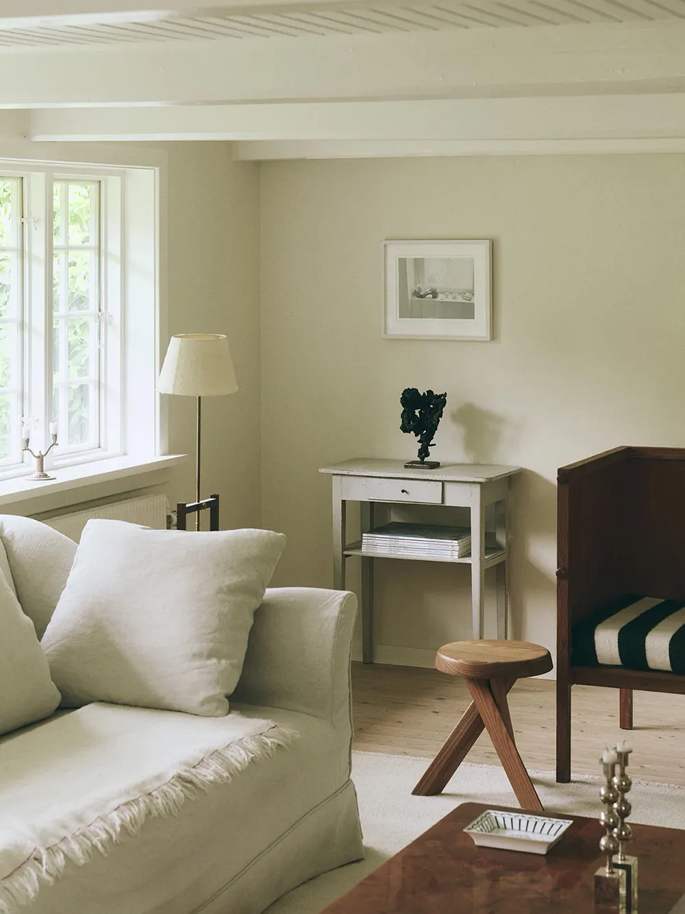 Estetyczne wnętrza tradycyjnego domu z sierpianą dachem w Danii - Gallery image 2