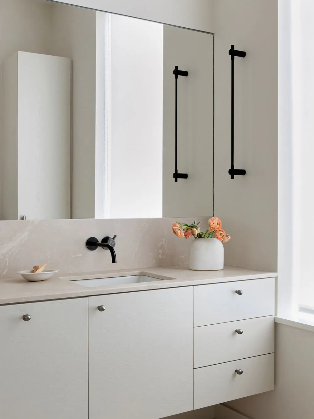 Peaceful and elegant modern interior of a townhouse in Brooklyn - Gallery image 11