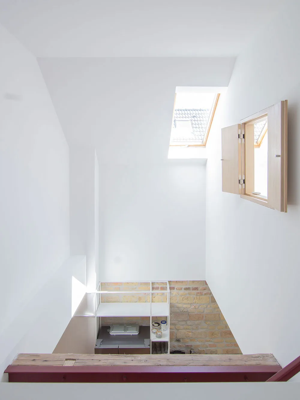 Brick, beams, minimalism: bright loft in Bratislava - Gallery image 15