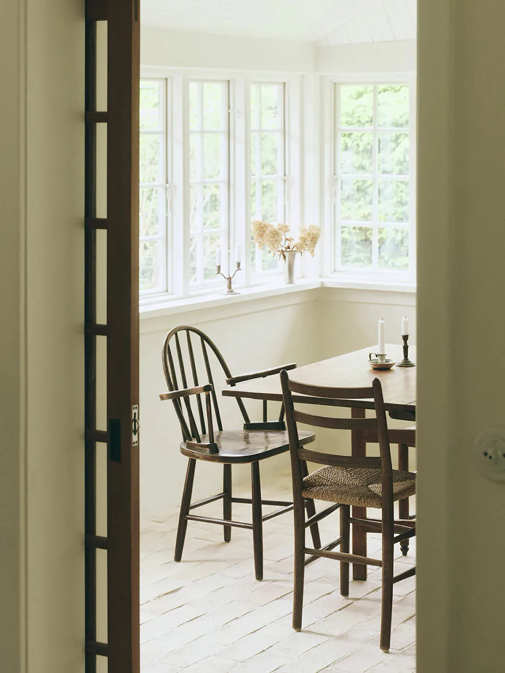 Estetyczne wnętrza tradycyjnego domu z sierpianą dachem w Danii - Gallery image 3