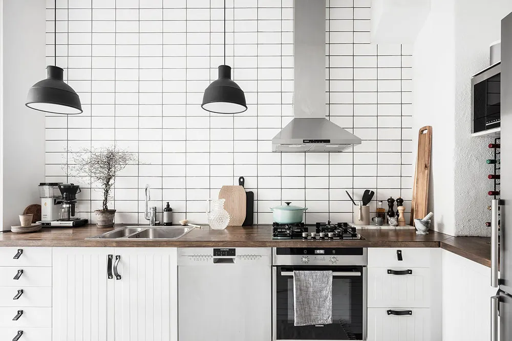 Interior escandinavo aireado con dormitorio oscuro (61 m²) - Gallery image 23