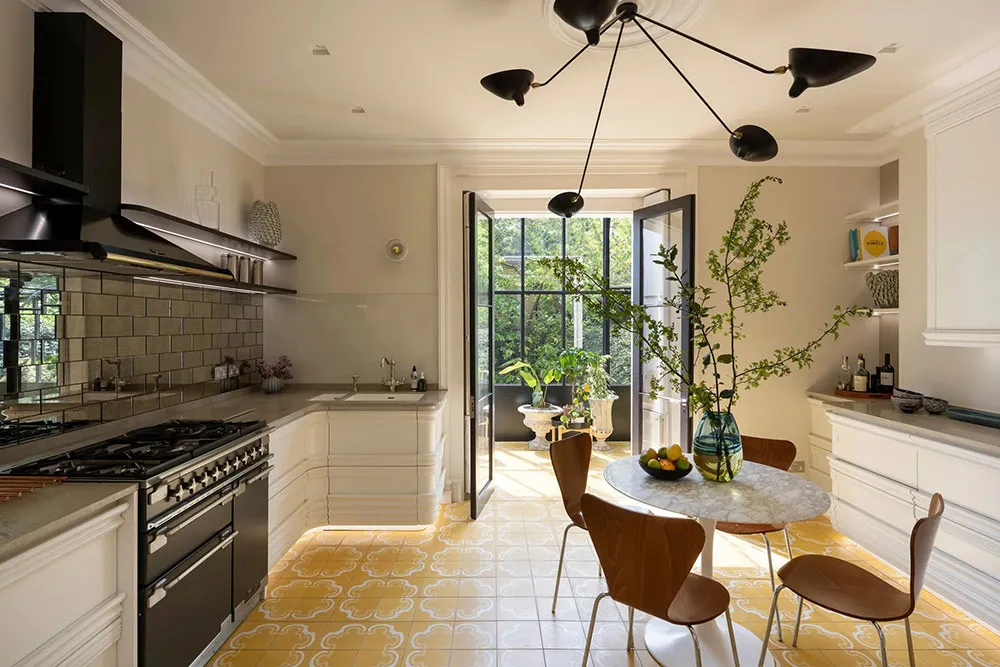 Art contemporain audacieux dans les intérieurs d'un taunhouse historique à Londres - Gallery image 5