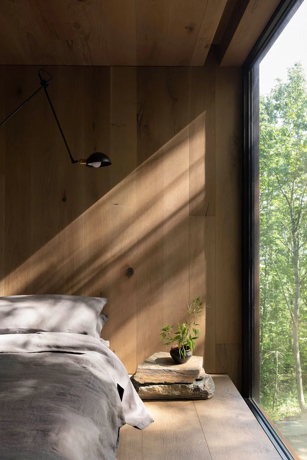 Атмосферные и стильные тёмные интерьеры современного домика в лесу - Gallery image 10