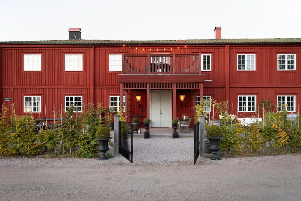 Weiße Möbel auf grauem Hintergrund: stylische schwedische Ferienvilla - Gallery image 23