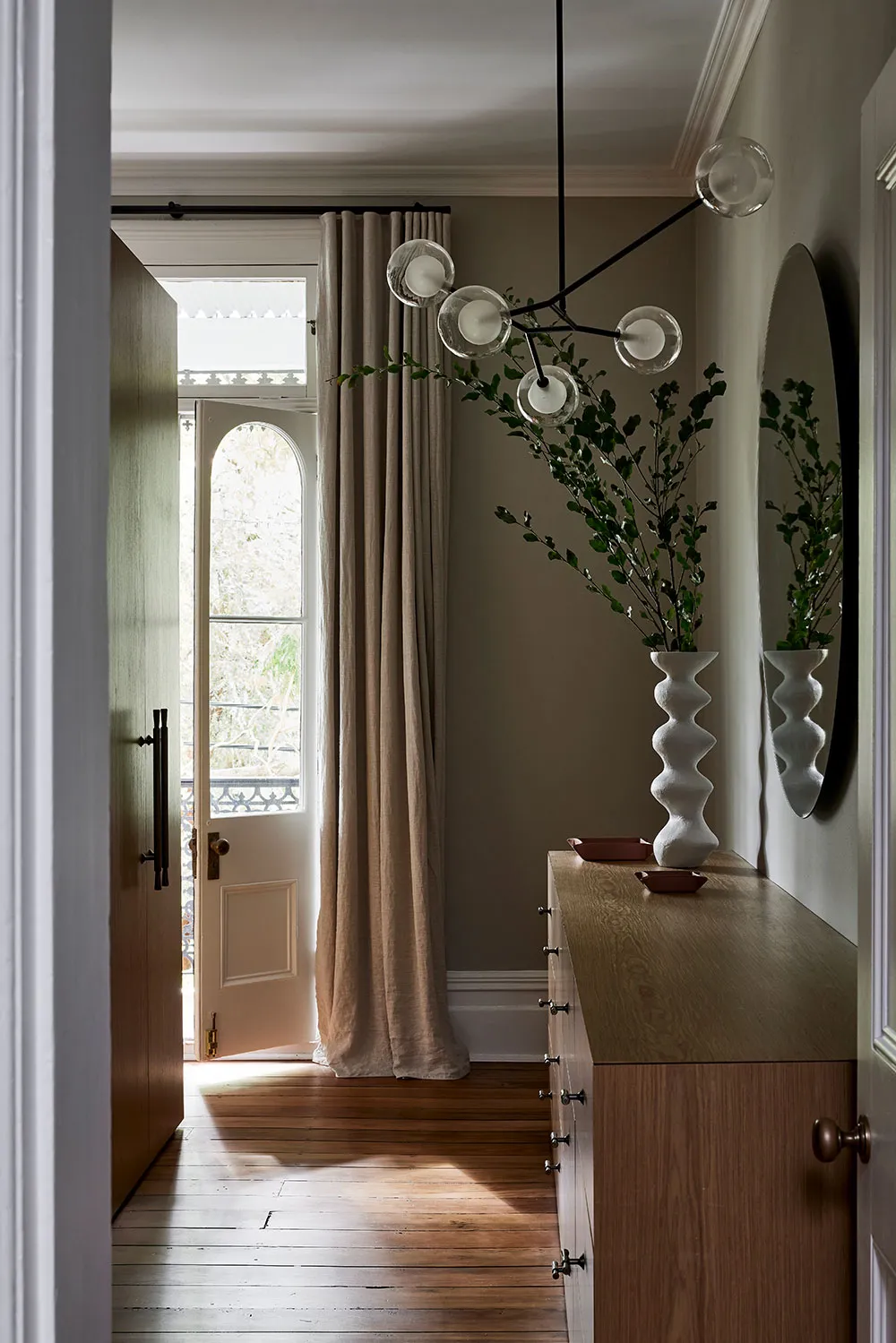 モダンでエレガント:シドニーにあるヴィクトリア朝様式の家の内装リフォーム - Gallery image 16