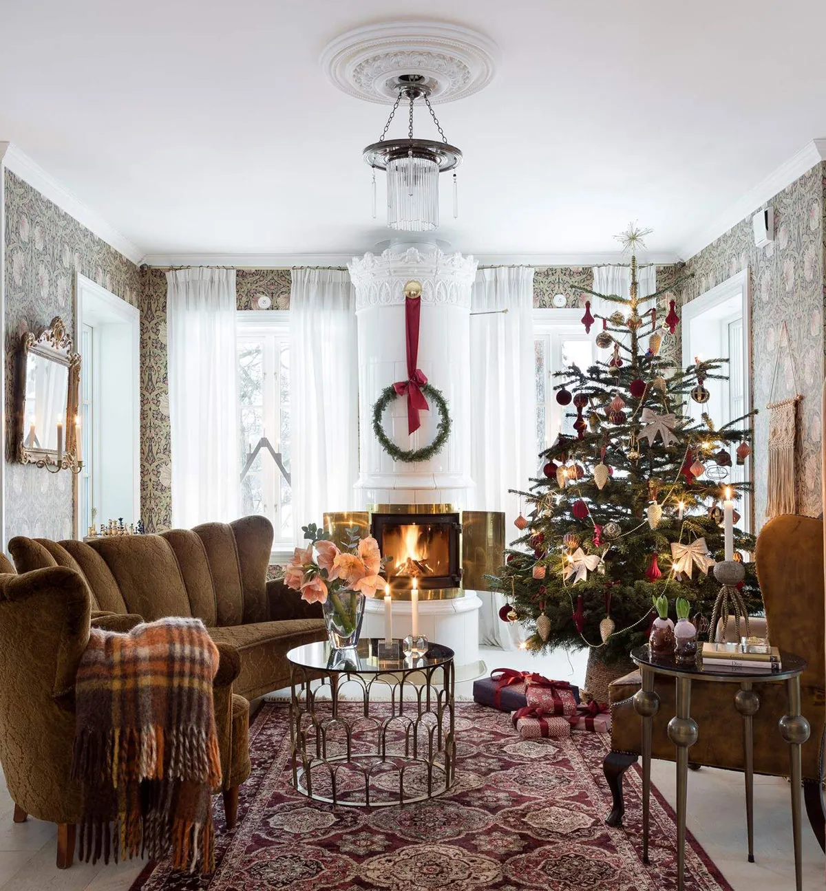 スウェーデンにある美しい白雪姫風のコテージと、そのお祝いっぽいインテリア