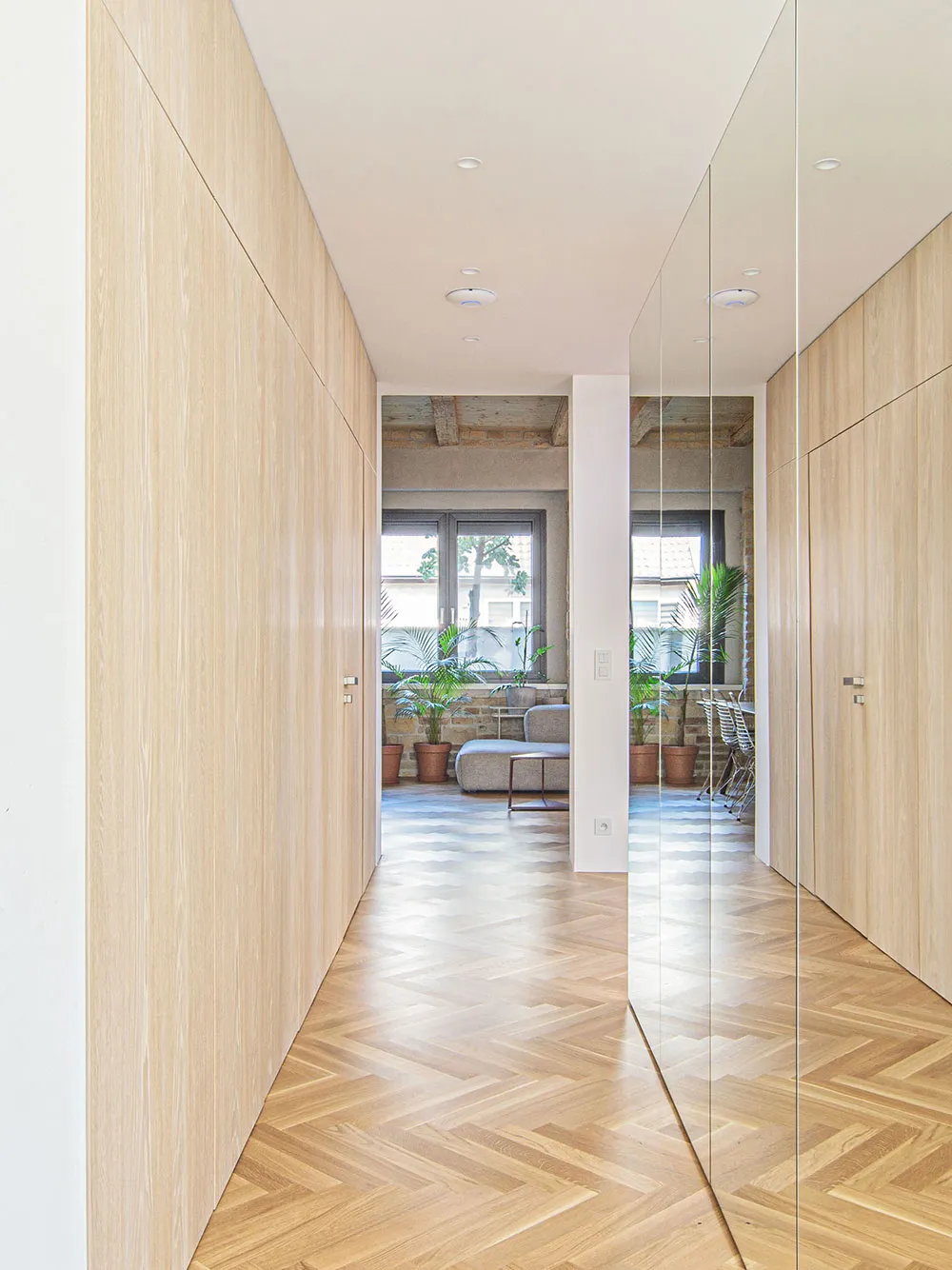 Brick, beams, minimalism: bright loft in Bratislava - Gallery image 17