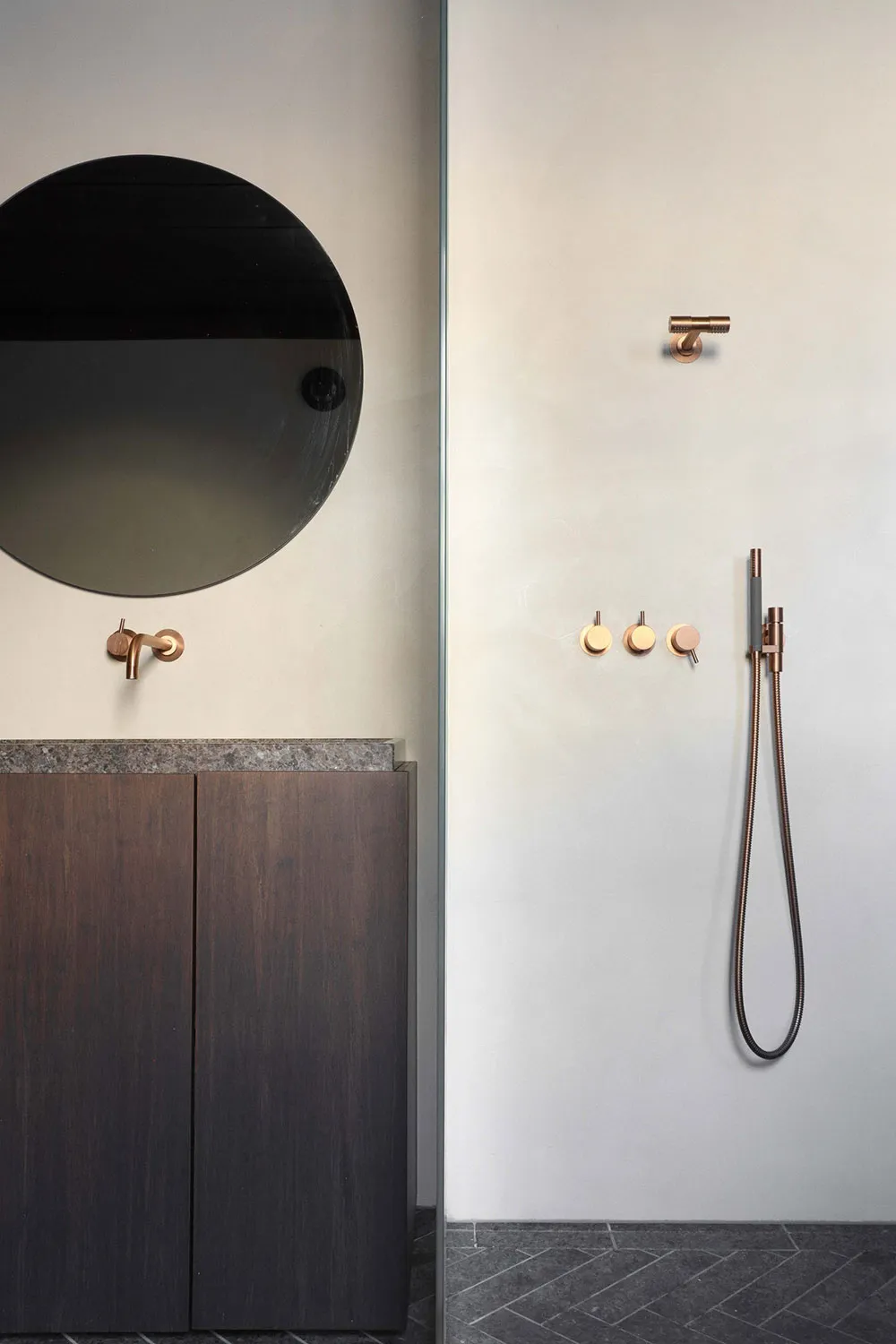 Madera oscura y muebles modernos claros: cabaña en Noruega - Gallery image 11