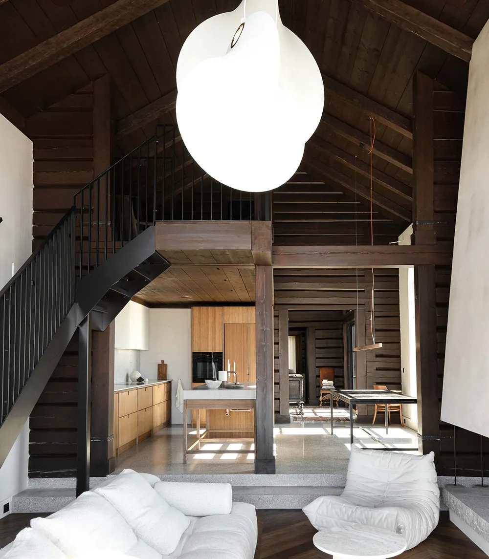 Madera oscura y muebles modernos claros: cabaña en Noruega - Gallery image 2