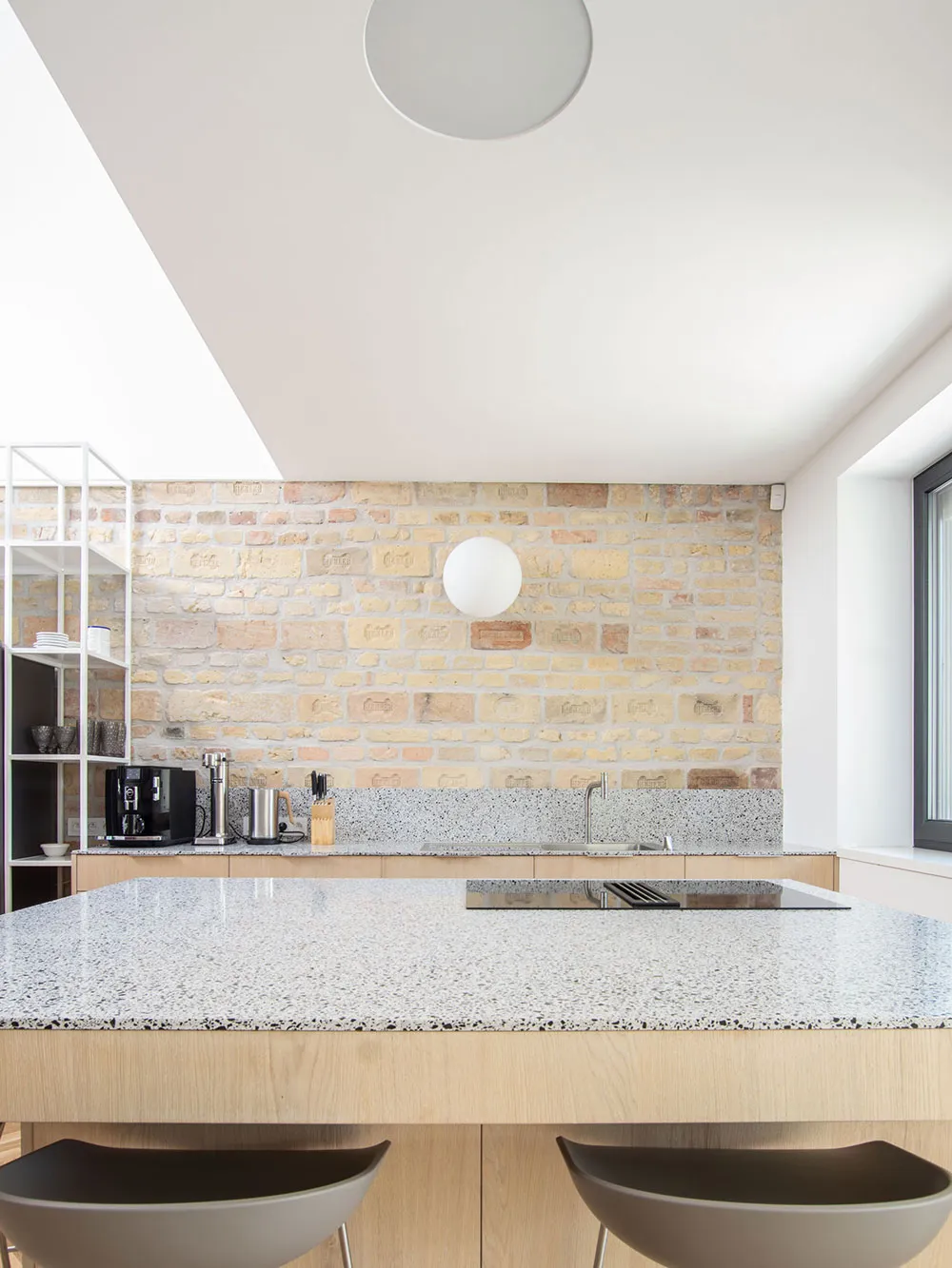 Brick, beams, minimalism: bright loft in Bratislava - Gallery image 11