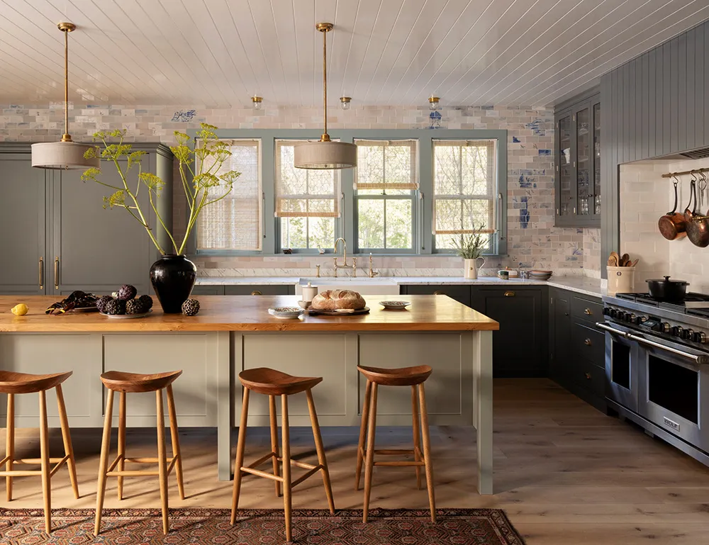 Motifs floraux dans chaque pièce : cottage confortable sur Long Island - Gallery image 6