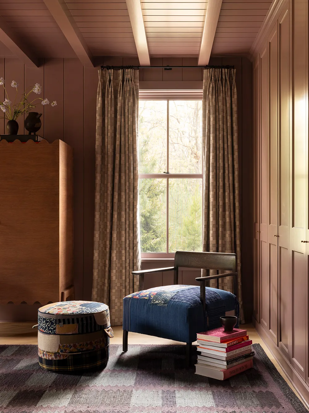 Motifs floraux dans chaque pièce : cottage confortable sur Long Island - Gallery image 21