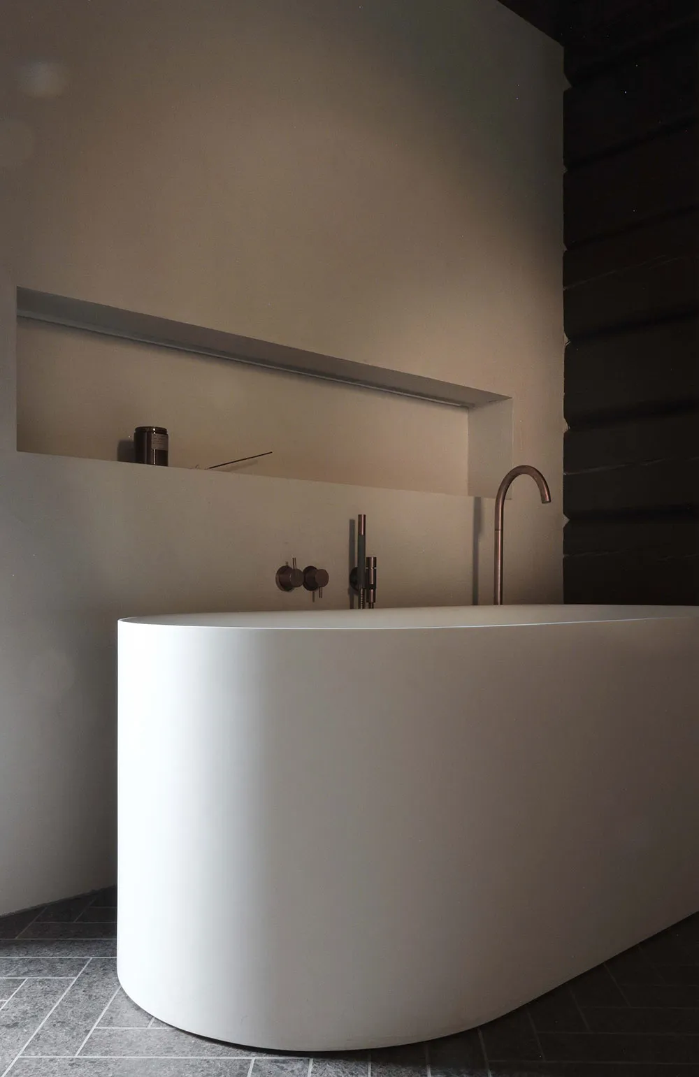 Madera oscura y muebles modernos claros: cabaña en Noruega - Gallery image 10