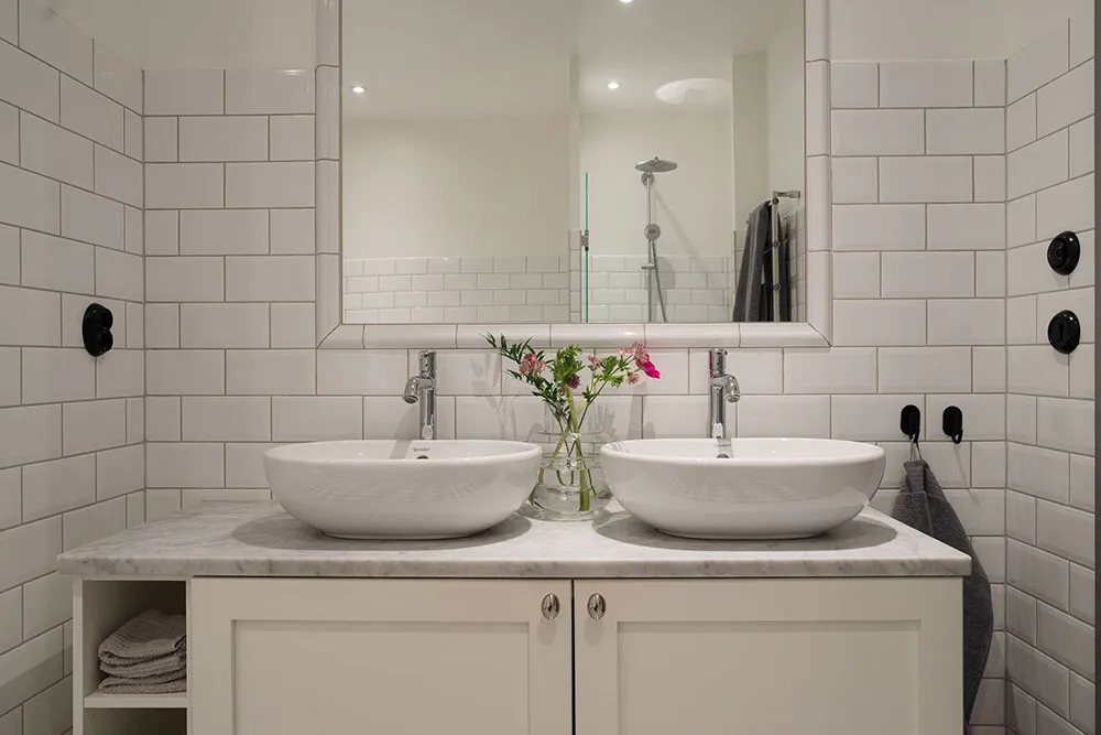 Planification ouverte et accents de couleur élégants : appartements à Stockholm - Gallery image 20