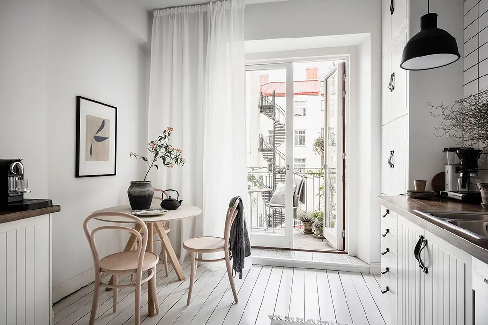 Interior escandinavo aireado con dormitorio oscuro (61 m²) - Gallery image 19