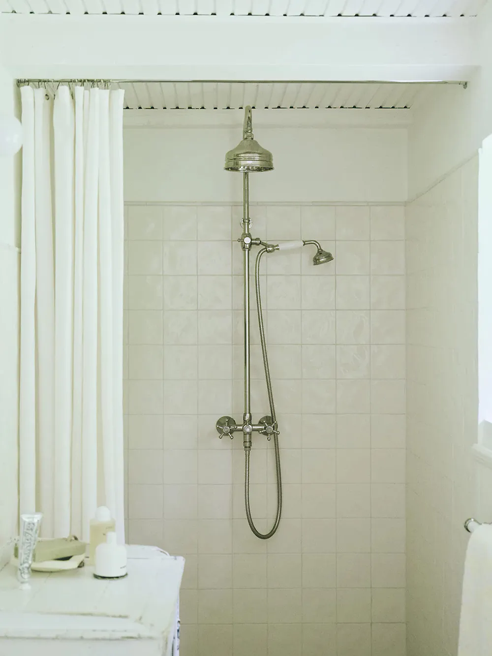 Estetyczne wnętrza tradycyjnego domu z sierpianą dachem w Danii - Gallery image 7