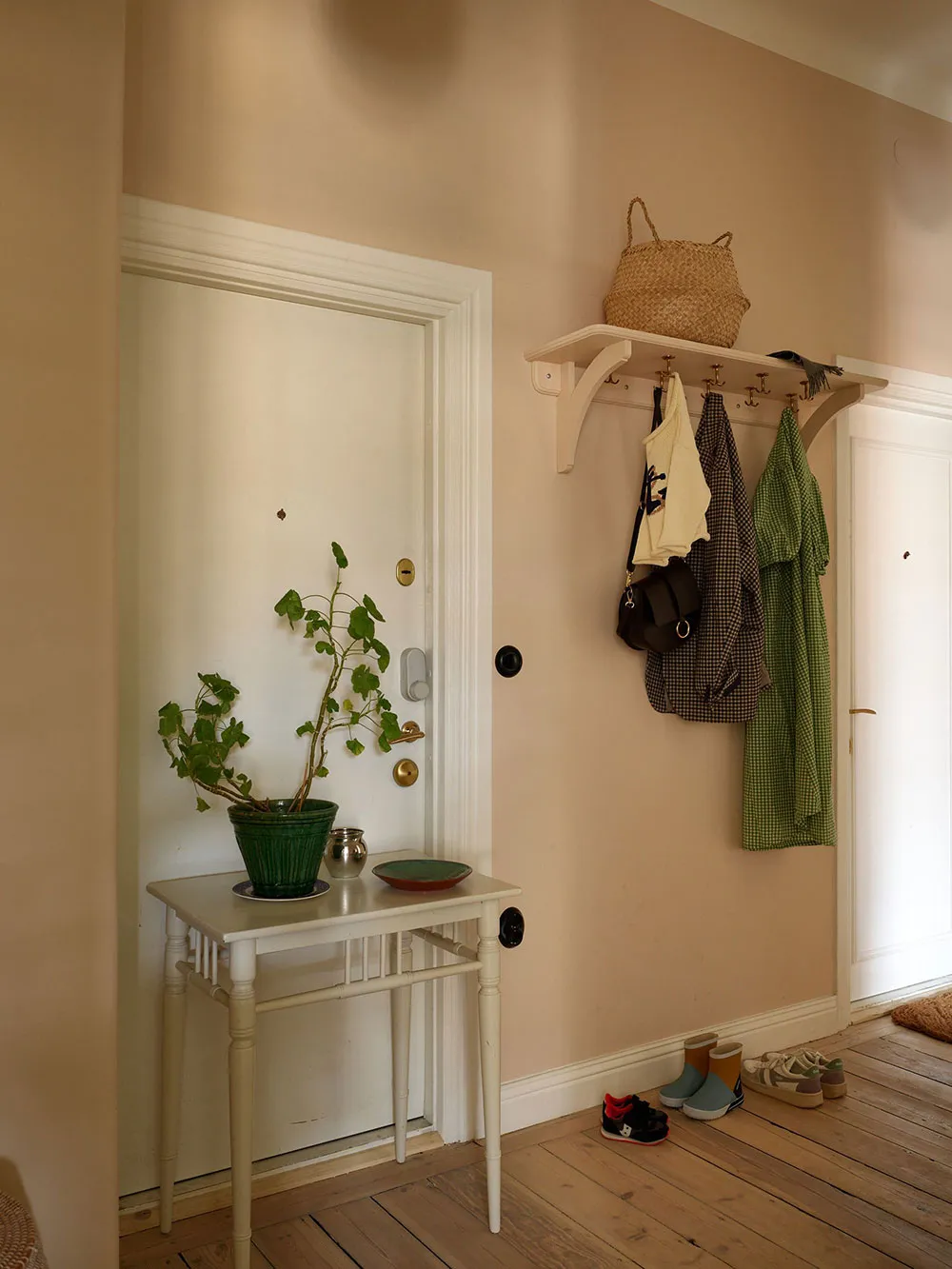 Красиві відтінки зеленого в дизайні затишної скандинавської квартири - Gallery image 35