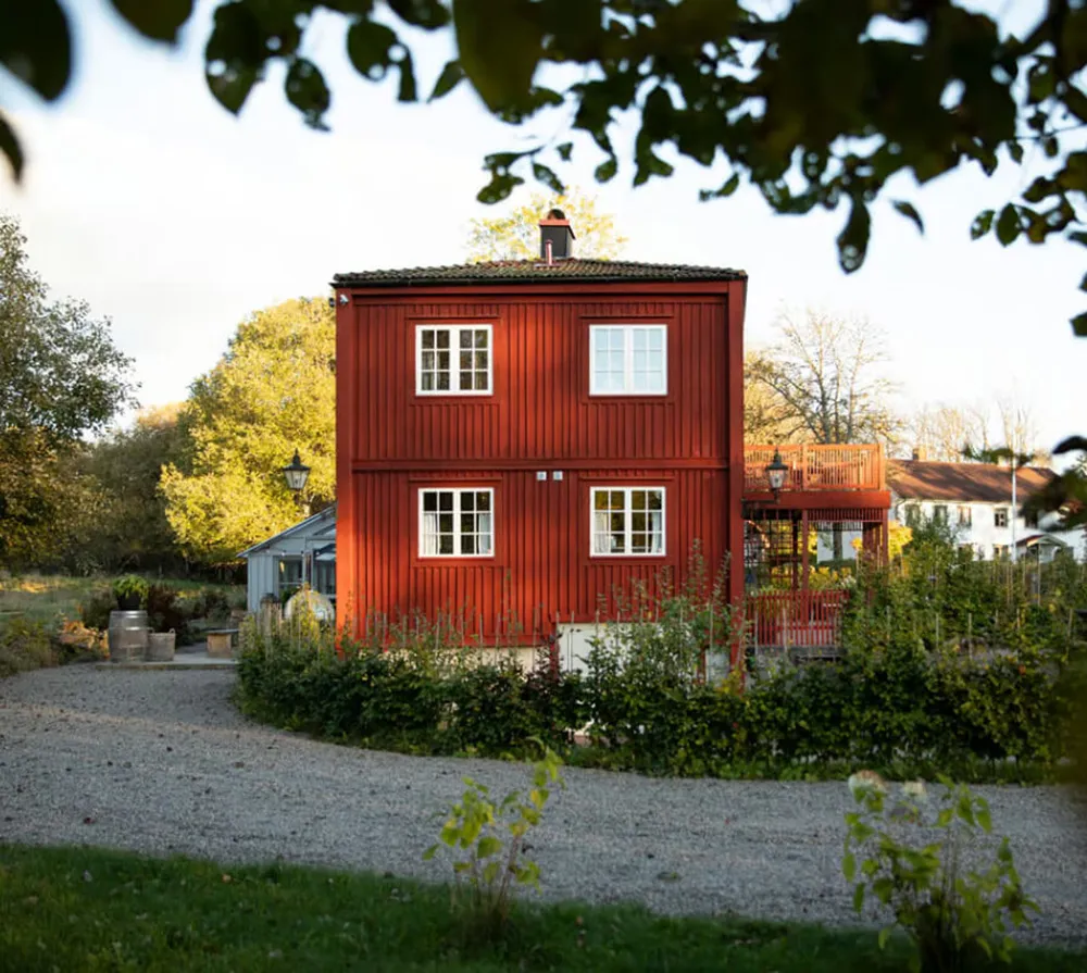 Weiße Möbel auf grauem Hintergrund: stylische schwedische Ferienvilla - Gallery image 1