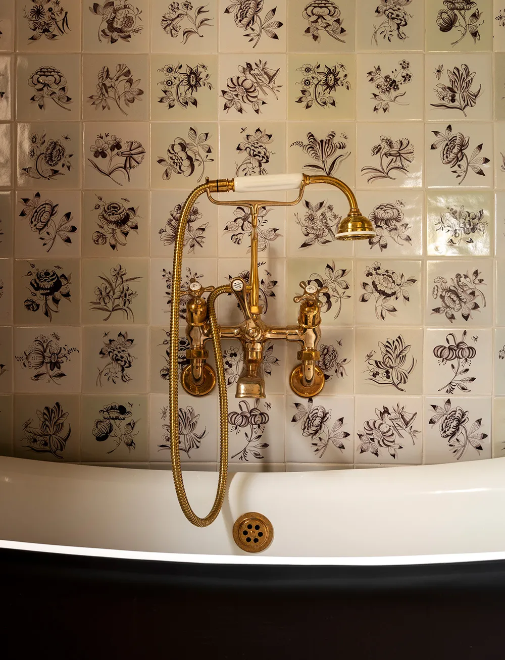 Motifs floraux dans chaque pièce : cottage confortable sur Long Island - Gallery image 32