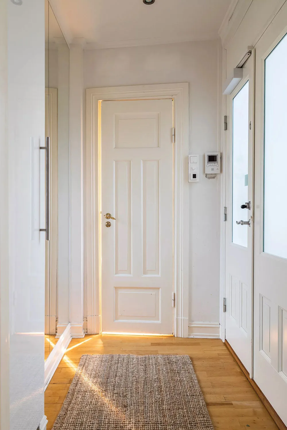 Warmere Töne und stylischer roter Sofa: Angenehme Wohnung in Oslo - Gallery image 21