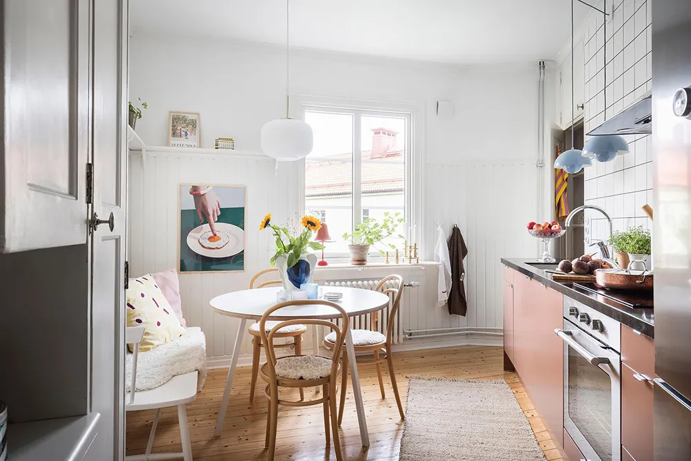 Bright two-story apartment with poster gallery in Gothenburg (83 m²) - Gallery image 12