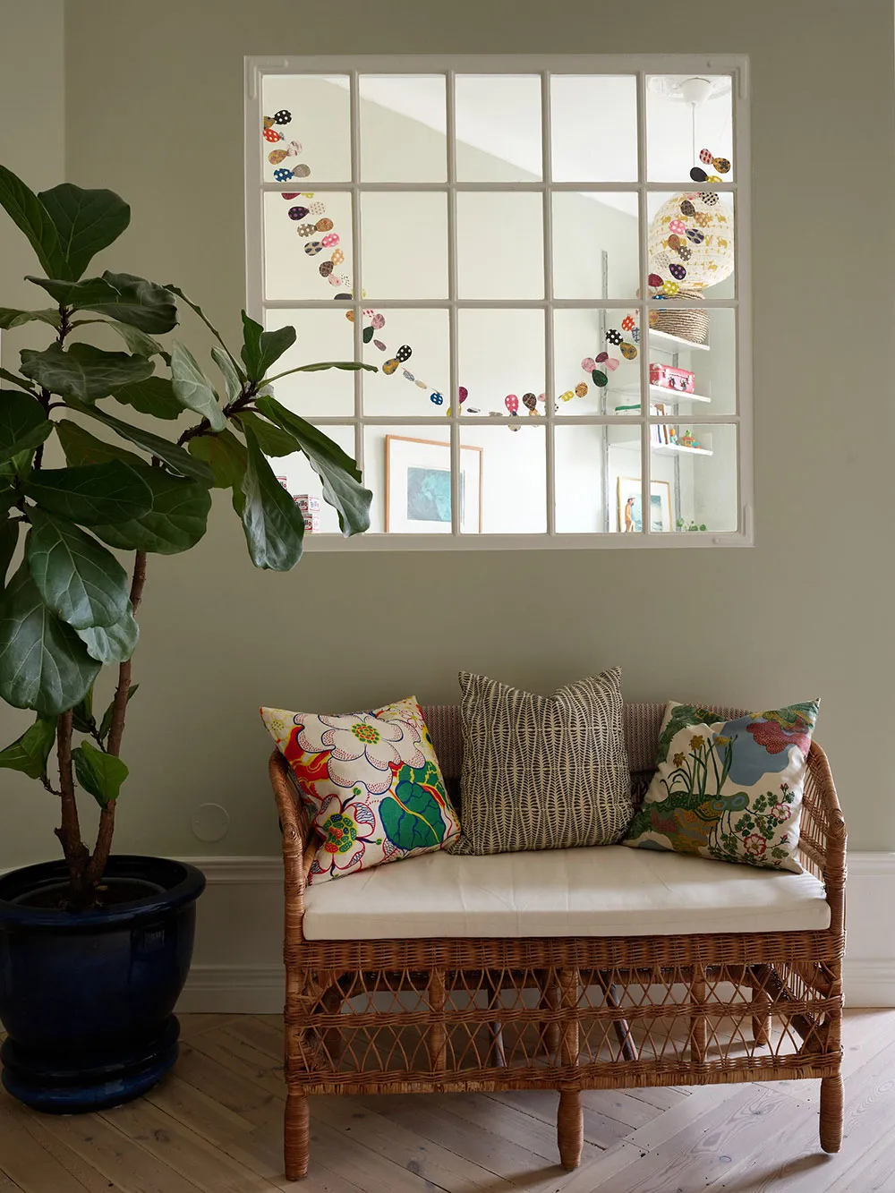 Красиві відтінки зеленого в дизайні затишної скандинавської квартири - Gallery image 27